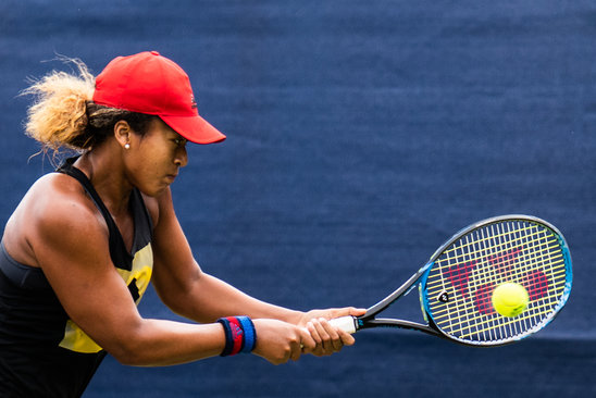 Naomi Osaka à l'us open en 2018 (Crédit photo : CC BY-SA 2.0 Peter Menzel)