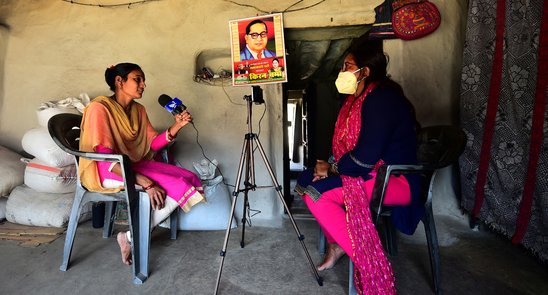 Geeta Devi (d), journaliste de \