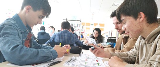 Travail autour des programmes des candidats. (Crédit photo : Vérane Menard)