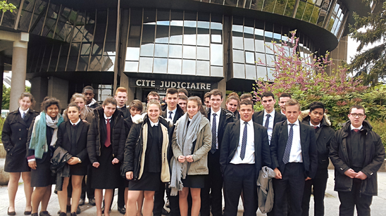 Les deux classes de CAP devant la Cité judiciaire (Crédit photo : Lycée Sainte Thérèse)