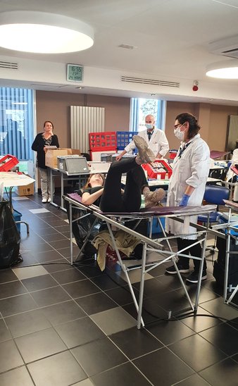 Volontaires donnant leur sang ainsi que bénévoles (Crédit photo : Agnès Rabaud)