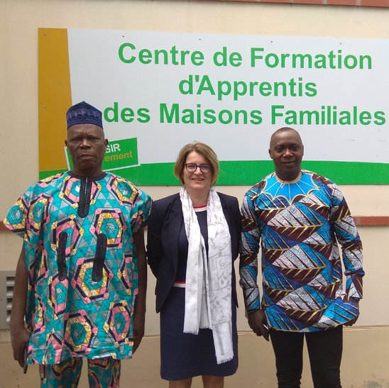 Mme Souchet, directrice de la MFR de Clisson avec M. Bonaventure directeur national des MFR du Bénin et un administrateur (Crédit photo : MFR Clisson)