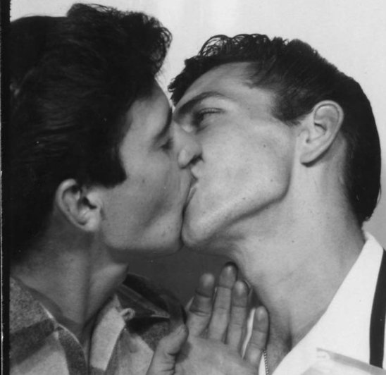 Deux hommes s'embrassant (Crédit photo : pexels)