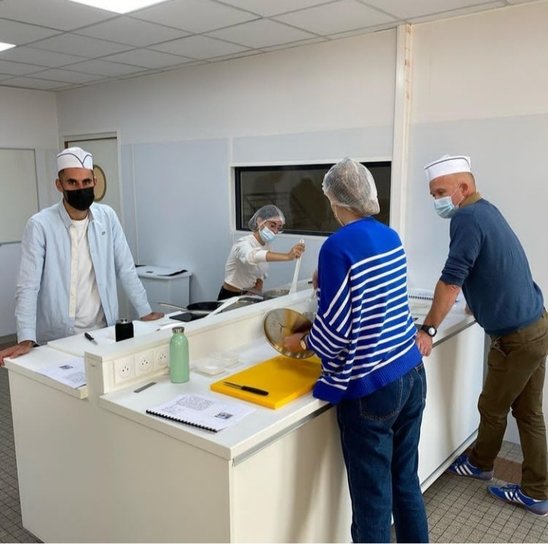 Les crémiers fromagers en atelier pratique. Pour regarder le reportage de tf1, aller dans la version numérique du journal et cliquer sur le triangle, en haut et à droite dans la photo. (Crédit photo : Instagram MFR Châteaubriant)