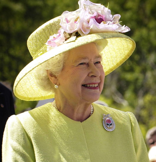 Elizabeth II était réputée pour ses tailleurs et chapeaux aux couleurs pastel. Elle ne passait pas inaperçue! (Crédit photo : Piqsels.com)