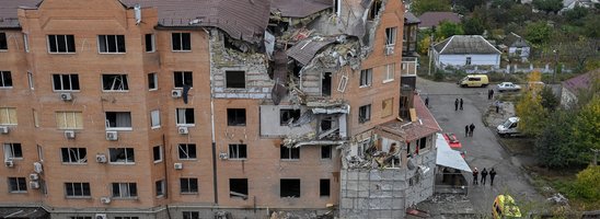 Un immeuble endommagé après une frappe de missile russe, le 23 octobre 2022 à Mykolaïv, en Ukraine (Crédit photo : AFP / BULENT KILIC)