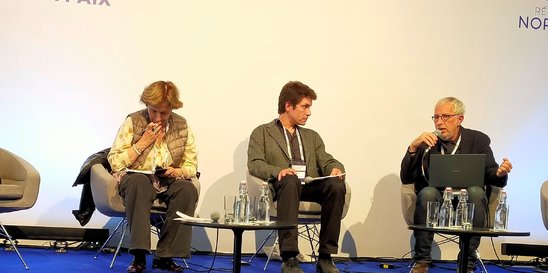 Zaya Spetova (à gauche), Grégory Rayko (modérateur), au centre, Antoine Bernard (à droite) (Crédit photo : Lycée Georges Brassens)