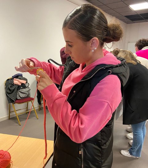  Lana confectionne un bracelet pour Octobre rose. (Crédit photo : Pascale Bohn)