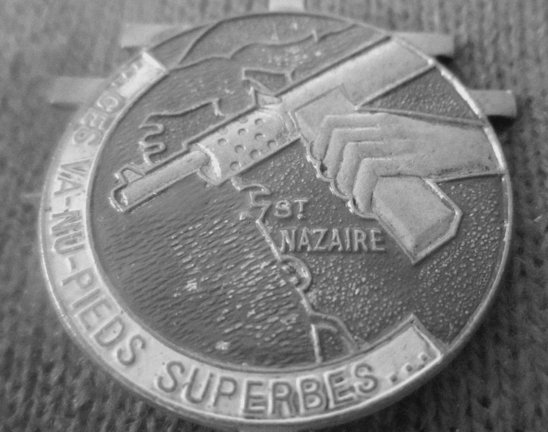 Médaille les Va-nu-pieds superbes distribuée à la commémoration des FFI participant à la poche de Saint-Nazaire en 1948 (Crédit photo : Association les Va-nu-pieds superbes)