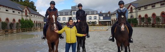 Sur leur cheval, Agatthe Calvez, Maïwenn Gas et Capucine Rouland. Au sol, Alexia Caruana. (Crédit photo : MFR Lamballe)