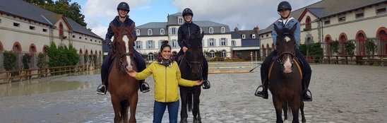 Sur leur cheval, Agatthe Calvez, Maïwenn Gas et Capucine Rouland. Au sol, Alexia Caruana. (Crédit photo : MFR Lamballe)