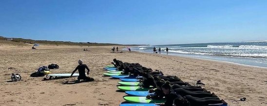 Les élèves en pleine initiation surf sur la plage de Longeville. (Crédit photo : Maël Guérineau)