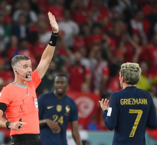 L'arbitre néo-zélandais Matthew Conger annule le but égalisateur inscrit par Antoine Griezmann à la fin du match du Mondial entre la Tunisie et la France, le 30 novembre 2022 à Doha. (Crédit photo : AFP / FRANCK FIFE)