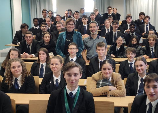 Sébastien Bichon et Mme Raulet, directrice du lycée Sainte-Thérèse (au centre) avec des élèves de première et de terminale. (Crédit photo : Lycée Sainte-Thérèse)