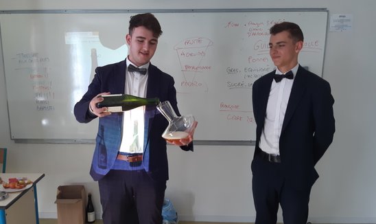 Instant délicat pour Nathan et Théo : le carafage  (Crédit photo : Lycée hôtelier Sainte Thérèse)