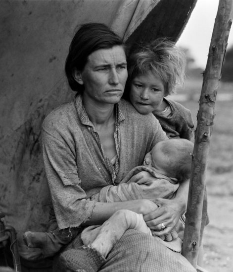 Une attente interminable aux portes de l'Europe. (Crédit photo : Dorothea Lange, CC)