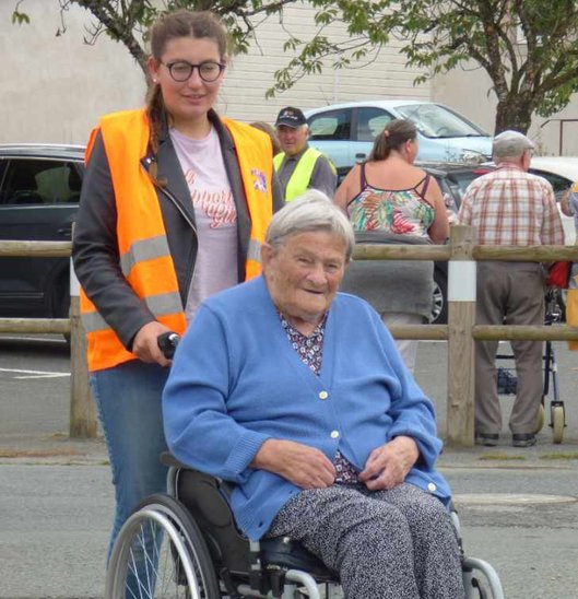 Lauriane accompagne Maryse. (Crédit photo : MFR L'Herbergement)