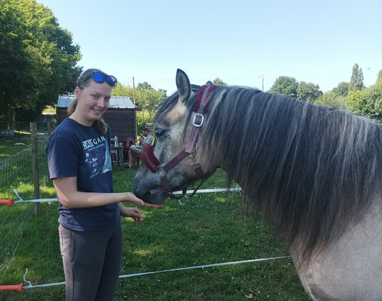 Ici, je suis avec ma jument Erelle. (Crédit photo : Élise Girault)