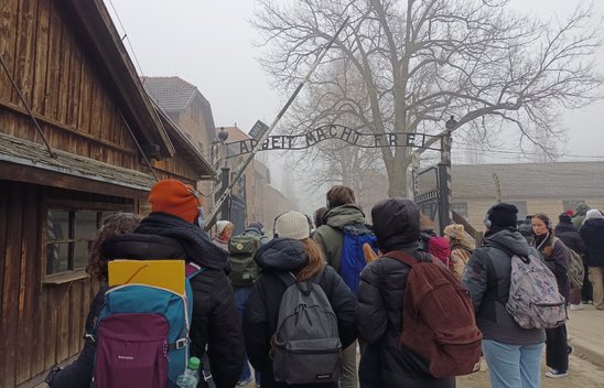 Les élèves à l'entrée d'Auschwitz-Birkenau. (Crédit photo : Pascal Philip)