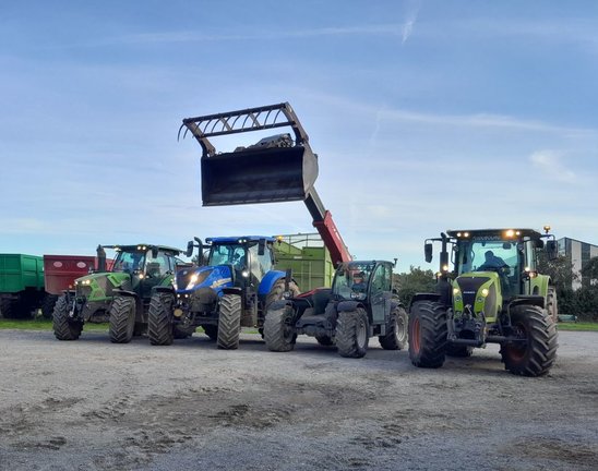 Attelage/dételage sur matériels simples. (Crédit photo : MFR Val de Logne)