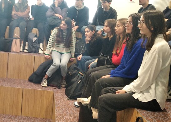 Le groupe HGGSP à l'agora pendant le débat. (Crédit photo : DR)