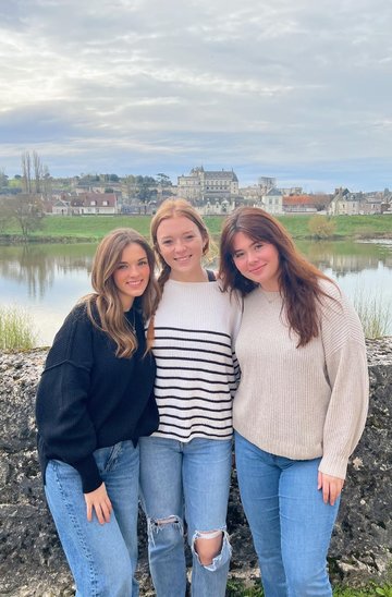 Carley Byford, Susanna Smith et Sarah Beth Smotherman correspondantes de Nashville dans le Tennessee visitant Tours. (Crédit photo : Carley Byford)