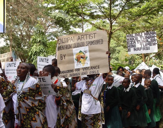 Le jour de la journée internationale des droits des femmes, le 8 mars, des femmes masaï participent à un rassemblement contre les violences sexistes. 2012, Arusha, Tanzanie. (Crédit photo : CC BY 2.0 Thomson Safaris)