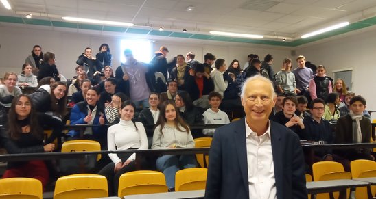 Gérard Grizbec devant les spé HGGSP (Crédit photo : P. Maignant)