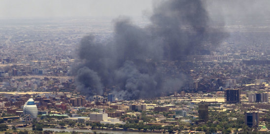 Nuage de fumée à Khartoum lors d'affrontements, le 3 mai 2023 au Soudan (Crédit photo : AFP/Archives / -)