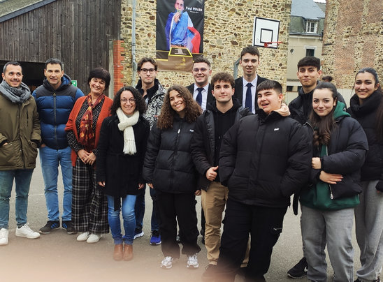 De gauche à droite : Fran et Joan, professeurs à l'Instituto Juan Lliopis Mari, Béatrice Badoul-Desbois, Vanessa Piquet, Hakim, Vanessa, Alexandre Moison TS1C1, Avi, Luis Planchenault 1S2C2, Jordi, Iker, Marina, Julia. (Crédit photo : Lycée Sainte-Thérèse)