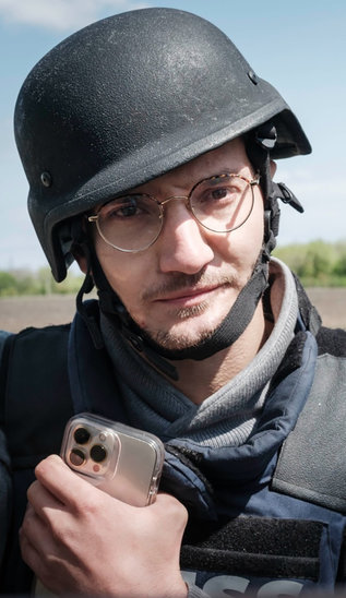 Le journaliste de l'AFP Arman Soldin lors d'une mission dans le Donbass, dans l'est de l'Ukraine, le 30 avril 2022. (Crédit photo : AFP/Archives / Yasuyoshi CHIBA)