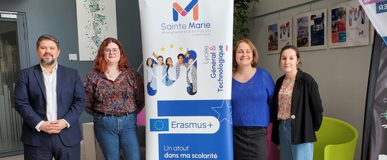 De gauche à droite, Anthony Bailly, directeur du lycée, Mathilde Figureau, Céline Saubiez-Coutenceau et Sarah Besson. (Crédit photo : Lycée Sainte-Marie)