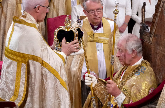 Le roi Charles III au moment où il est couronné en l'abbaye de Westminster, à Londres, le 6 mai 2023. (Crédit photo : POOL/AFP / Victoria Jones)