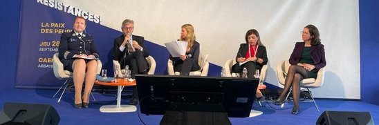 Satu KOIVU (commissaire de police adjoint), Jean-Pierre LACROIX (secrétaire général adjoint aux opérations de paix), Valériane GAUTHIER, Caroline ZIADEH (Crédit photo : Emeline Noquet, collection privée)