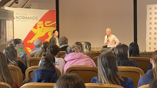 Conférence de Nathan Law, à gauche, sur son parcours lors de la projection du film documentaire Blue Island. (Crédit photo : Inès ATBIB)