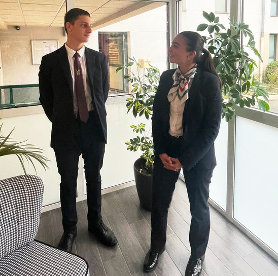 Gaspard et Eléane se sont prêtés au jeu de la photo pour vous présenter notre nouvel uniforme. (Crédit photo : Lycée Sainte-Thérèse)