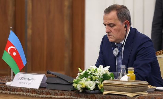 Le ministre azerbaïdjanais des Affaires étrangères Djeyhoun Baïramov lors d'une réunion à Téhéran le 23 octobre 2023 (Crédit photo : AFP / ATTA KENARE)