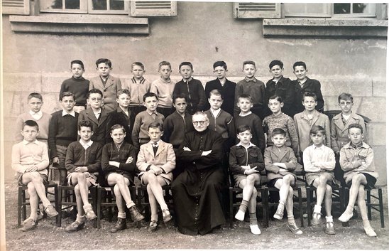 Photo de classe 1955-56, le père Lemarchand, au côté de ses élèves. (Crédit photo : Lycée Saint Martin)