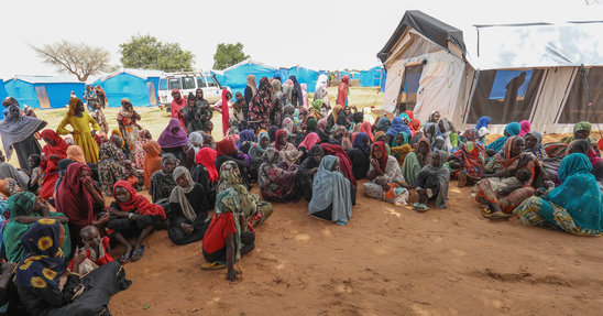 Des femmes qui ont fui la guerre au Soudan attendent une distribution d'aide internationale au camp de réfugiés d'Ourang, près de la ville d'Adre, le 15 août 2023 dans l'est du Tchad (Crédit photo : AFP/Archives / Mohaned BELAL)