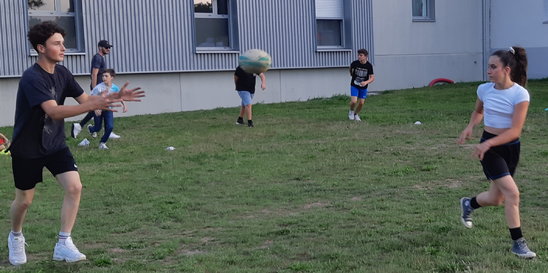 Les jeunes de la MFR s'essayent à la pratique du Touch rugby. (Crédit photo : Richard Vrignaud.)