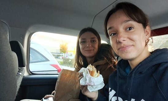 Marion et Maëlys dégustant un mets autrichien. (Crédit photo : Lycée Sainte-Marie)