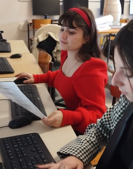 Les élèves utilisent des logiciels pour réaliser des patrons. (Crédit photo : Marilou Quaia et Léa Cadet)