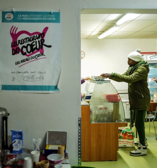 Un homme reçoit un repas au centre des Restos du Coeur de Grenoble, le 21 novembre 2023 (Crédit photo : AFP / OLIVIER CHASSIGNOLE)