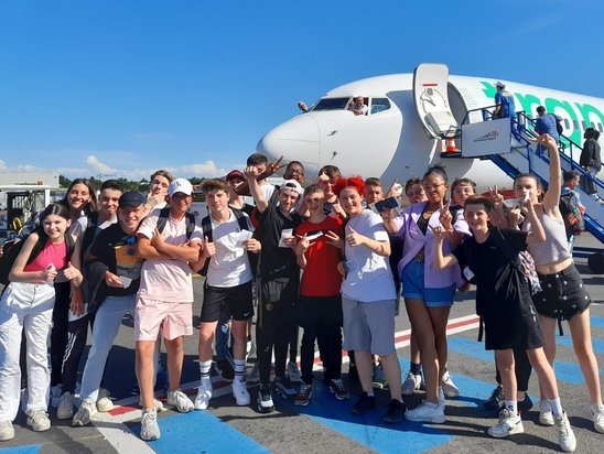 Prendre l'avion : une grande première pour la plupart des élèves de 4ème lors du voyage d'études au Portugal. (Crédit photo : MFR St-Père-en-Retz)