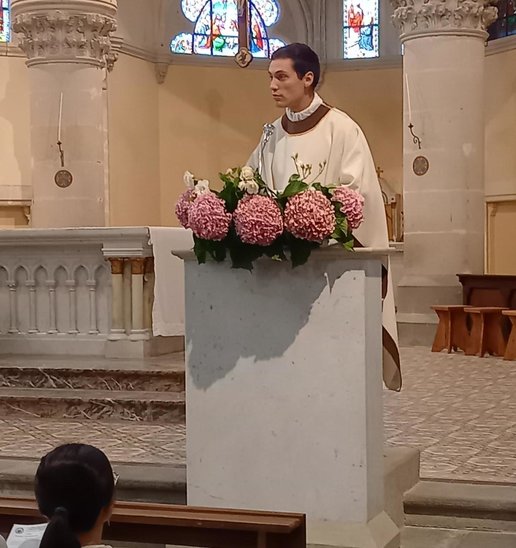 Le père Thibault de Bruyn pendant l'homélie de la messe de rentrée (Crédit photo : Madame Bidan)