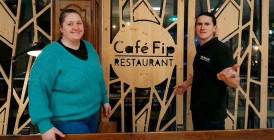 Sophie Touchard et Quentin de Raguenel, deux anciens du lycée Sainte-Thérèse : une histoire de copains. (Crédit photo : Café FIP)