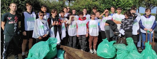 Alexis Baslande avec les jeunes de 3e après le ramassage. (Crédit photo : .)