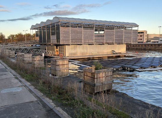 Une ferme flottante dans le port de Rotterdam depuis 2019 (Crédit photo : F.A.)