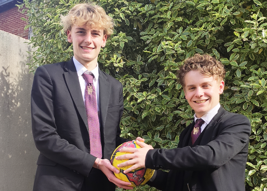 Maxence et Lukas, deux fans de football! (Crédit photo : Lycée Sainte-Thérèse) Maxence et Lukas, deux fans de football! (Crédit photo : Lycée Sainte-Thérèse)