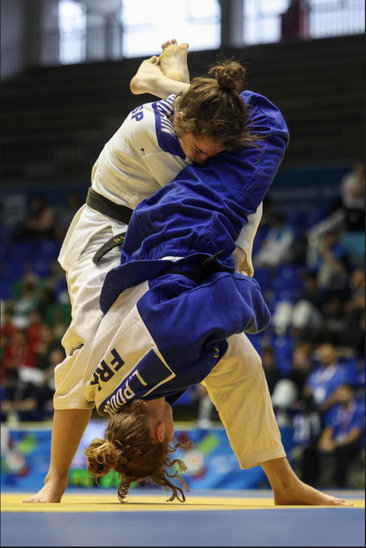 Lalie (en bleu) en plein combat !  (Crédit photo : MFR)